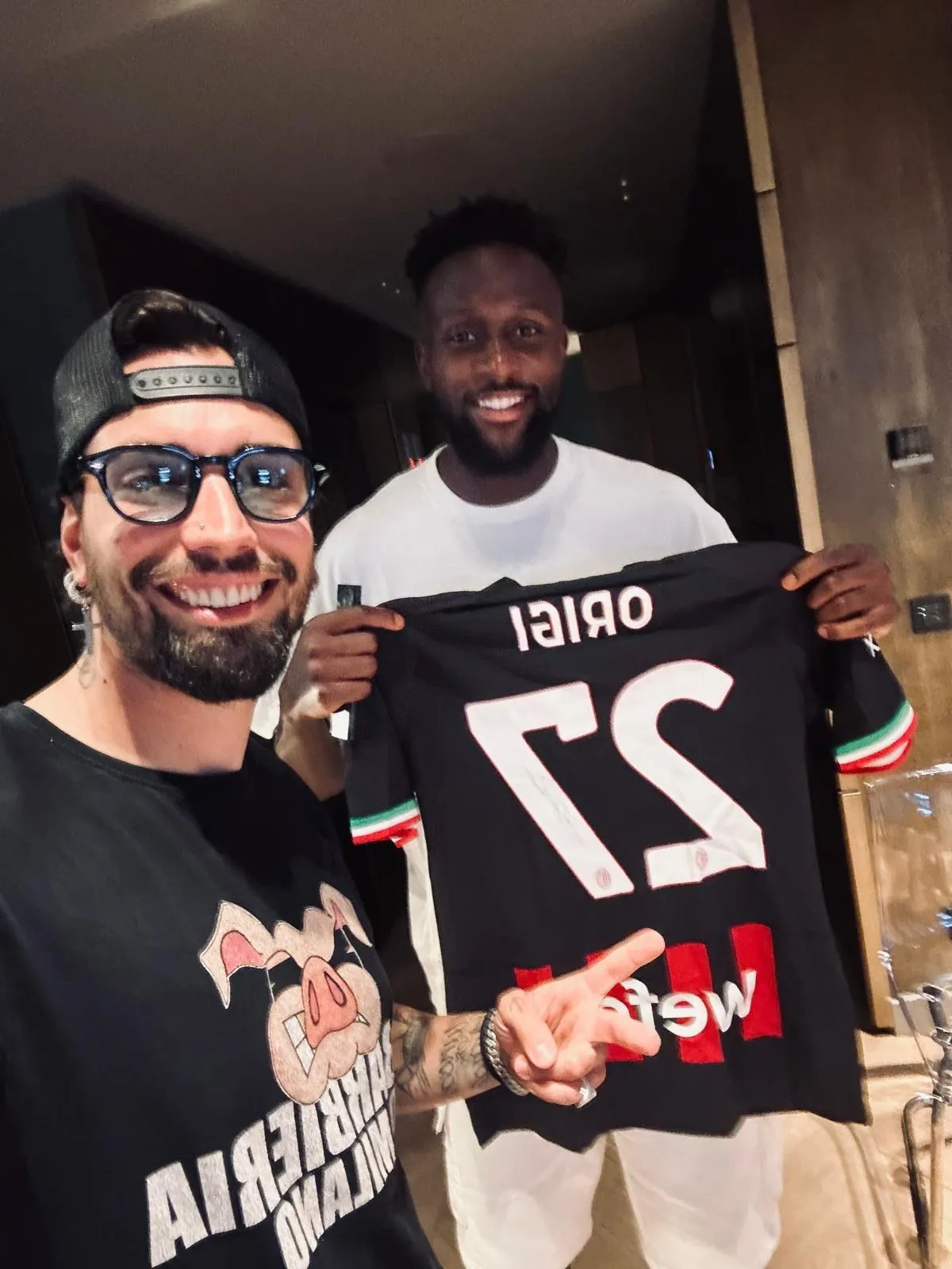 Divock Origi con la sua maglia numero 27 del Milan
