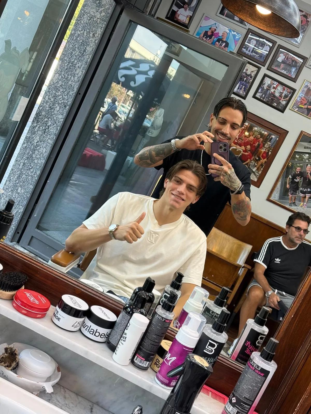 Marco Palestra in poltrona a La Barbieria di Milano
