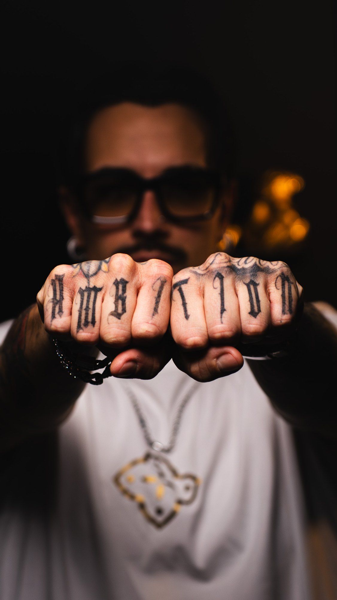 Simone Ranzini mostra i tatuaggi sulle dita