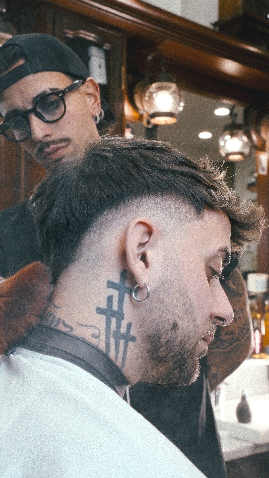 Sfumatura bassa con disegno sul collo