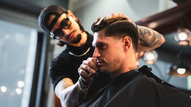 Simone Ranzini in barberia durante un taglio