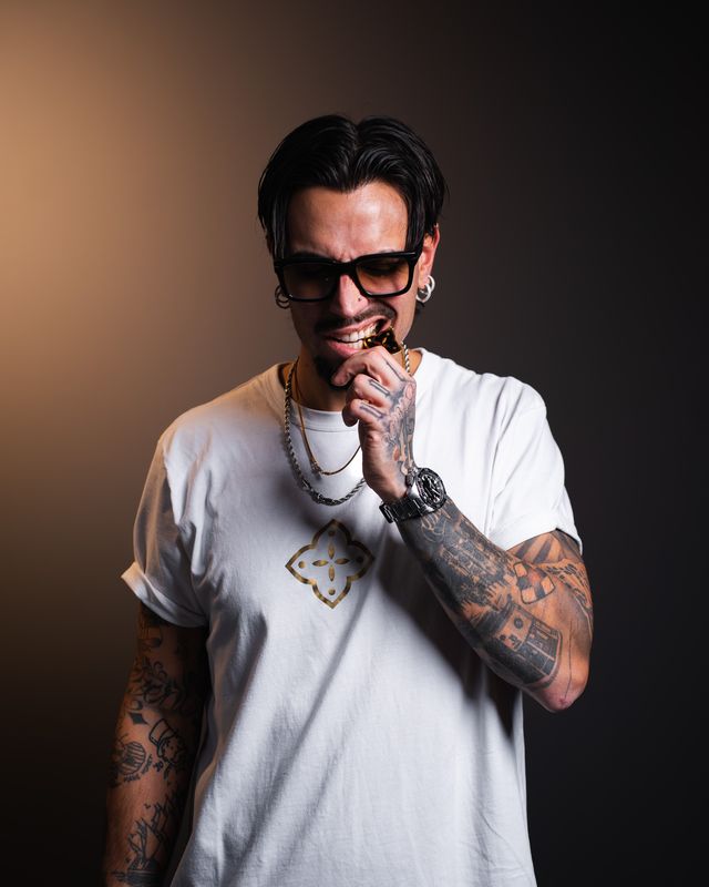 Simone Ranzini sorride in studio